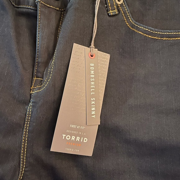 New with tags Torrid Premium BOMBSHELL SKINNY JEAN - PREMIUM STRETCH DARK WASH - Picture 5 of 8